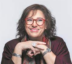 Maria farantouri or farandouri is a greek singer and also a political and cultural activist. Maria Farantoyrh Tragoydoysa Monh Ston 8alamo Apomonwshs Ta Nea