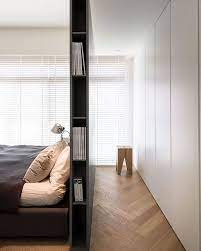 Se ti stai chiedendo perché, tra i tanti spazi disponibili, dovresti realizzare una cabina armadio proprio dietro il letto, la risposta non tarda ad arrivare.già la scelta della cabina al posto del classico armadio è una scelta che ti consente di ottimizzare gli spazi sfruttando ogni centimetro utile, porla alle spalle del letto. 18 Idee Per Creare Una Cabina Armadio Dietro Al Letto Mondodesign It Idee Per Piccole Camere Da Letto Idee Armadio Camera Da Letto Design Della Camera Da Letto