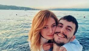 Bertan asllani akoma te dua 17 prill 2005 top fest 2 finale. Bertan Asllani Pozon I Lumtur Krah Te Fejuares Se Tij Hazal Senel Iliria News Agency