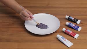 مطبخ رقيق بتصميم على شكل حرف l و لون بنفسجي فاتح وكأنه جزء من عالم الأميرات والأحلام، يظهر الإهتمام الكبير بالتفاصيل والعناية بأدق العناصر مثل مماثلة لون شفاط. ØµÙ†Ø¹ Ø§Ù„Ù„ÙˆÙ† Ø§Ù„Ø¨Ù†ÙØ³Ø¬ÙŠ Wikihow