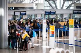 Um sich nach dem flug mit anderen reisenden, familienmitgliedern oder freunden auf ebene 1 oder 3 zu treffen, gibt es. Flughafen Stuttgart Lange Schlangen Am Abflugschalter Nach Mallorca Stuttgart Stuttgarter Zeitung