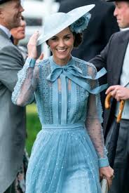 Księżna kate i książę william nadal przebywają w niemczech, gdzie odbywają swoją pierwszą do swojej sukienki księżna dobrała beżowe espadryle na koturnie z juty z sieciówki monsoon oraz duże. Ksiezna Kate Oddaje Hold Ksieznej Dianie Wyglada Oszalamiajaco Zycie