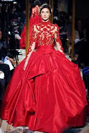 Brautkleid In Rot Bedeutung Der Farbe Und Tipps Fur Mutige Braute Couture Mode Rot Anziehen Modestil