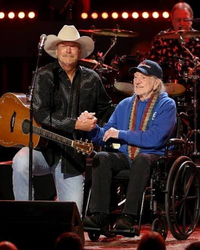 Alan Jackson & 90-year-old Willie Nelson just shared a moment that will  never happen again., No big light show. No autotune. Just two country  legends holding hands on stage. When Alan started singing, ...