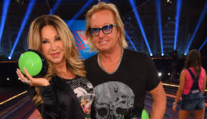 Wie bereits aus der tv sendung die geissens eine schrecklich glamouröse familie bekannt, präsentiert robert geiss zusammen mit seiner frau carmen geiss und den beiden töchtern davina geiss und. Zahltag Robert Und Carmen Geiss Bekommen Eigene Spielshow