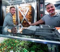 Nun will podolski seinen döner auch auf anderem wege anbieten. Koln Lukas Podolski Eroffnet Mangal Filiale An Der Zulpicher Strasse Express De