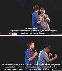 Gifset Jensen Trying To Explain What A Sorting Hat Is To Misha Jibcon14 Jensen Misha Supernatural Pictures J2m Supernatural Fandom