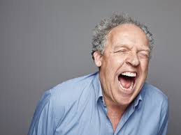 Bert Visscher overhandigt boek aan goede vriend Jochem Myjer