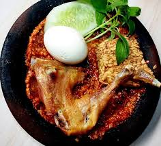 Siram ke sambal, aduk rata. Ayam Geprek Ayam Penyet Dan Ayam Gepuk Apa Sih Bedanya