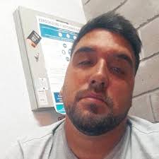 La serie es lenta aburrida,con más expectativas por los comentarios de la  gente ..igual a decepcion.. el actor es un niño q su primera actuación (no  se si ha habído más) le