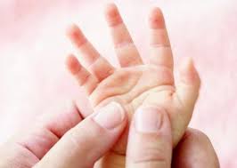 Decouvrez En Photos Comment Masser Bebe Pour Le Detendre Le Rendre Serein Les Gestes A Faire Pour Bien Detendre Bebe Massage Bebe Comment Masser Bebe