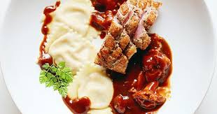 Glasierte Barbarie Entenbrust Ravioli Gefullt Mit Frischen Feigen Und Ziegenfrischkase Pfifferlinge In Entensauce Mit Wild Festliches Essen Entenbrust Essen