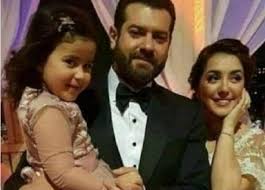 تداول رواد موقع التواصل الاجتماعي صورة الفنانة المصرية يسرا اللوزي وزوجها وتعد يسرا اللوزي من أبرز الفنانات المصريات الشابات ، ولكنها في الوقت نفسه أكثر الفنانات اللاتي يتعرضن لهجوم عنيف إما بسبب تصريحاتها أو. ÙŠØ·ÙŠØ± Ø·Ø§Ø¦Ø±Ø© ÙˆØ±Ù‚ÙŠØ© ÙˆØ­Ø¯Ø© Ù„Ø§ ÙŠØºØªÙØ± ÙŠØ³Ø±Ø§ Ø§Ù„Ù„ÙˆØ²ÙŠ ÙˆØ²ÙˆØ¬Ù‡Ø§ ÙˆØ§ÙˆÙ„Ø§Ø¯Ù‡Ø§ Oeganka Com