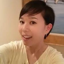 나는 미국에 와서 석사 박사까지하고 교수가 못돼서 마음에 한이 있다. 피아니스트로 교수가 되려면 실력이 완전 어마무시하게 좋든지. 아님  연주도 하고 가르치기도 잘하고 연구도 하고 발표도 하러 다니고 그래야 하는건데. 그걸 몰랐다. 아무도