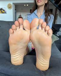 𝗚𝗶𝗮𝗻𝗻𝗮 💕✨جلالة الملكة on X: Press your face into my soft soles  t.coqwA0XYticp  X