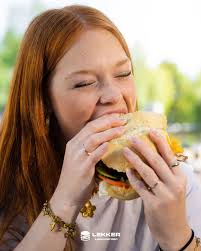 TAGG MET WIE JIJ DIT BROODJE WILT ETEN! En maak kans op 2 gratis broodjes  😏🥰 Deluxe pollo €4,50 Italiaanse bol, gekruid kipfilet, kaas, tomaat, ei  en honing-mosterdsaus 🥋🏏 Keuze uit: Italiaanse