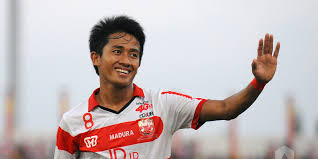 See more foto wallpaper, foto naruto wallpaper, foto & gambar wallpaper, foto wallpaper rooms, interior design foto wallpaper, foto grand wallpaper. Bayu Gatra Ke Timnas Ini Kata Presiden Madura United Pemain Bola Bayu Gatra 996x498 Download Hd Wallpaper Wallpapertip