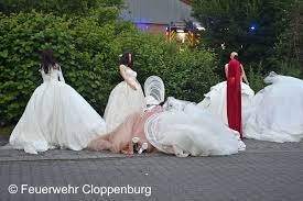 Lustige geschenke & witzige geschenkideen personalisierbar versand in 24h jetzt monstermäßige geschenke finden. Wenn Die Feuerwehr Hochzeitskleider Rettet Feuerwehr Magazin