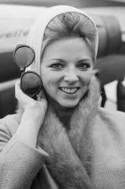 Since he didn't return amalia thought he was dead, so she married another man. Letto A Tre Piazze 1960 Trakt Tv