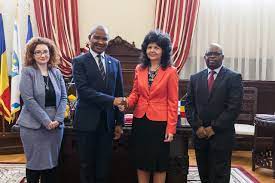 D'une superficie de 322 462 km2, elle est limitée au nord par le mali et le burkina faso, à l'ouest par le liberia et la guinée, à l'est par le ghana et au sud par l'océan atlantique. Ambasadorul Africii De Sud In Romania A Efectuat O VizitÄƒ OficialÄƒ La Uaic Universitatea Alexandru Ioan Cuza Din IaÈ™i