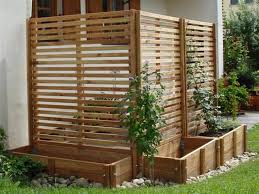 Spalier Am Ende Des Hochbeetes Abgrenzung Zur Terrasse Schatten Rankgitter Diy Hinterhof Hochbeet