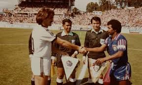 جاسم يعقوب، وفيصل الدخيل، وفتحي كميل. Ù…Ù†ØªØ®Ø¨ Ø§Ù„ÙƒÙˆÙŠØª ÙˆÙ†ÙŠÙˆØ²Ù„Ù†Ø¯Ø§ ØªØµÙÙŠØ§Øª ÙƒØ£Ø³ Ø§Ù„Ø¹Ø§Ù„Ù… 1982 Ø¬Ø±ÙŠØ¯Ø© Ø§Ù„Ù…Ù„Ø¹Ø¨ Ø§Ù„Ø±ÙŠØ§Ø¶ÙŠØ©