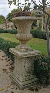 Vase Medicis Sculpte A La Main Et Socle A Plastrons En Pierre Naturelle De Provence Atelier Bidal Jardiniere En Pierre Vase Medicis Deco Jardin