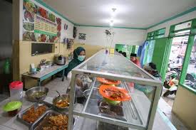 Netizen bernama dewi kabisat andriyani mengunggah tagihan dalam akun facebooknya setelah makan di sebuah rumah makan seafood di pantai anyer. Cerita Para Pemilik Warteg Bertahan Di Tengah Pandemi Republika Online