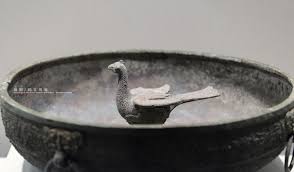 战国铜立鸟盆湖北枣阳九连墩2号墓出土湖北省博物馆藏the warring statue period 476 221 bc bronze pot with bird shaped unearthed from jiuliandun zaoyang bird motif bronze