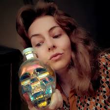 I thought this one deserves a repost. Parrots have joined the ranks  alongside the most discarded, homeless pets, because people often  underestimate how loud and messy a parrot can be. (If the