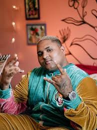 Kevin nascimento bueno, conhecido como mc kevin, morreu após cair do 11º andar de um hotel na orla da barra da tijuca, na zona oeste do rio de janeiro, no início da noite. Mc Kevin O Chris Alcanca Top 10 Viral Global Do Spotify Com Ela E Do Tipo 12 04 2019 Uol Entretenimento