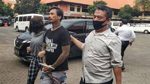 I gede ari astina atau yang lebih dikenal dengan nama jerinx atau jrx adalah musisi dan juga aktivis yang kerap aktif di media sosial. Civil Society Watchdog Objects The Arrest Of Jerinx News En Tempo Co Tempo Co