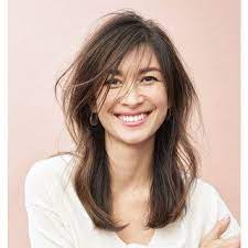 洗いざらし風のスタイルはレイヤーでくせ毛を絶妙に動かして 40代のロングヘア アップスタイル ヘアアレンジ 簡単 ヘアスタイリング 前髪 ロング
