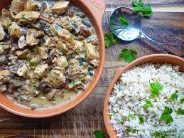 Cred ca nimeni nu prea mai are chef de gatit zilele astea. Tocanita Cu Carne De Pui Ciuperci Si Smantana Yve Ro