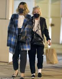 A year after news of her relationship with holland taylor became public knowledge, sarah paulson hit the promotional trail for american crime story. Sarah Paulson And Partner Holland Taylor Enjoy A Sumptuous Dinner With Diane Keaton In Beverly Hills