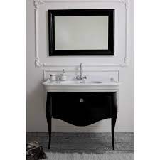 Mobile da bagno classico 65cm con piedini, 2 ante, lavabo in ceramica e specchiera con applique inclusa questo mobile da bagno a terra in arte povera con i suoi 65 cm si distingue per le linee classiche e i toni caldi del legno color noce. Arredo Bagno Classico Elegante Nero Impero Olympia