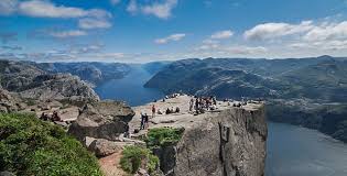 Bei diesem fels handelt es sich um eine rund 10 meter lange nase, die sich mit einer höhe von fünf metern an ihrem beginn bis auf wenige zentimeter an der spitze verjüngt. Spektakulare Felsen In Norwegen Preikestolen Norwegen Service