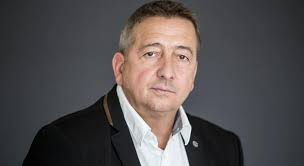 Bayer zsolt éppen egy lyukas zokniról értekezik bayer show című önálló esti műsorában az echo. Bayer Zsolt Torpe Karolyi Mihalyocskak 2 Resz Hirnavigator