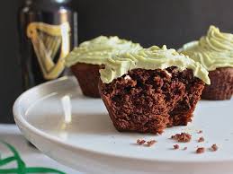 Cupcakes Chocolat Guiness Gla Ccedil Age Th Eacute Matcha Desserts Irlandais Recette Cupcake Idee Recette Apero