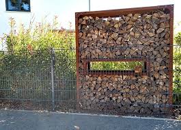 Brennholz Wird Haufig Draussen In Einem Unterstand Gelagert Dieser Kann Wie Hier Als Eine Art Mauer Aus Holzscheiten Auch Kreat Brennholz Holz Holzunterstand