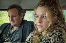 Neta de Elvis empolga fãs ao posar de biquíni após vencer prêmio na sua  estreia como diretora em Cannes