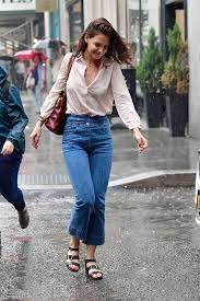 These Basic Wardrobe Staples Are The Key To Recreating Katie Holmes Style Katie Holmes Style Celebrity Style Casual Style Icons Women