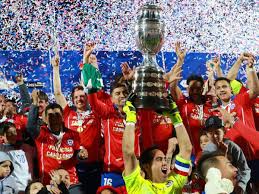 La selección chilena de fútbol fue homenajeada hoy por la presidenta michelle bachelet y por miles de aficionados tras la obtención hace una semana de la copa el capitán bravo declaró su alegría por el homenaje masivo pidiendo valorar la obtención de la copa américa centenario, el segundo título. A Cinco Anos De La Roja Campeon De America El Dia Que El Futbol Chileno Cambio Para Siempre Tras Dejar En El Suelo A Argentina Redgol