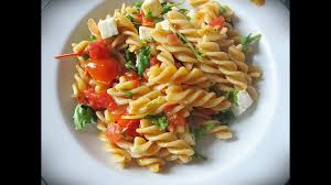 Si fa in pochissimi minuti e il risultato è sempre favoloso! Fusilli Integrali Tricolore Con Pomodori Rucola E Mozzarella Primo Vegetariano Youtube