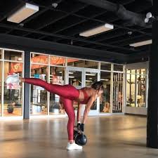 If You Re Short On Time Try Kelsey Wells S 5 Move Lower Body Kettlebell Blast Popsugar Leg Workout Kettlebell Kettlebell Workout