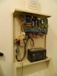 La sostituzione della batteria tampone sulla centrale d'allarme, potrebbe sembrare una cosa molto semplice, ma è comunque un operazione molto delicata che. Come Funziona E Come Sostituire La Batteria Tampone Di Un Antifurto Domestico Il Blog Di Petardo