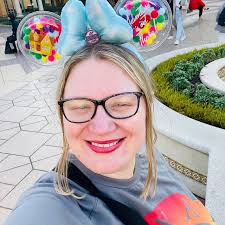 Jenny Holder (@books_and_outfits) • Threads, Say more