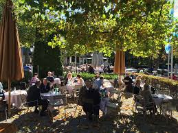 Das stadtzentrum und die leopoldstraße mit zahlreichen einkaufsmöglichkeiten und restaurants sind bequem zu fuß zu erreichen. Sunshine Seehaus Im Englischen Garten In Munich More Pics Www Kuffler De Garten Restaurant Englischer Garten Garten