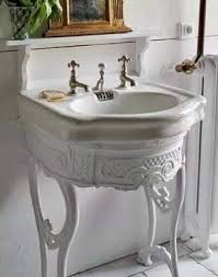 This Antique Enamel Sink Would Fit In Perfectly Within A Small Victorian Bathroom Design Victorianbat Shabby Chic Bathroom Shabby Chic Decor Shabby Chic Homes
