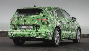 Der neue škoda enyaq iv bietet neben seinem neu gestalteten interieur eine vielzahl intelligenter und innovativer funktionen, die sich intuitiv bedienen lassen. Skoda Teasert Elektro Suv Enyaq Iv Bilder Video Ecomento De